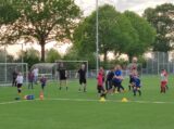 Laatste training S.K.N.W.K. JO9-1 van seizoen 2022-2023 (partijtje tegen de ouders) (111/178)